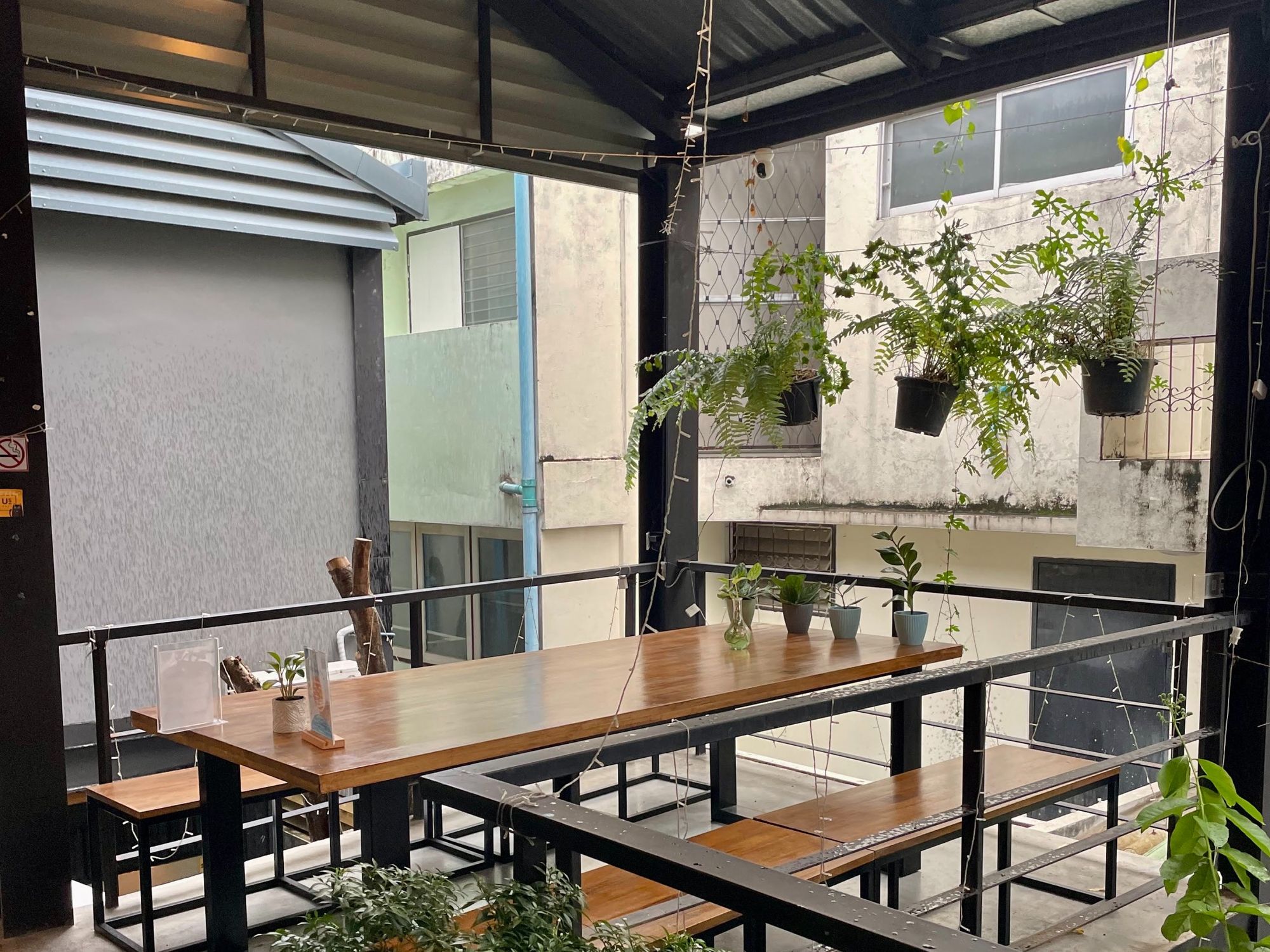 Outside of the coworking space 'Union Space'. An outside table and lots of greenery.